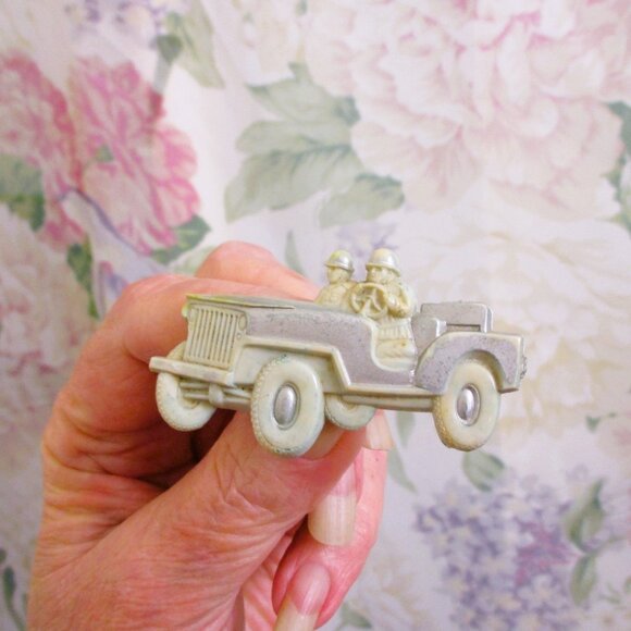 WWII MILITARY Home Front Jeep Soldiers Brooch ~ VINTAGE Military Jeep Book Piece - Picture 4 of 16